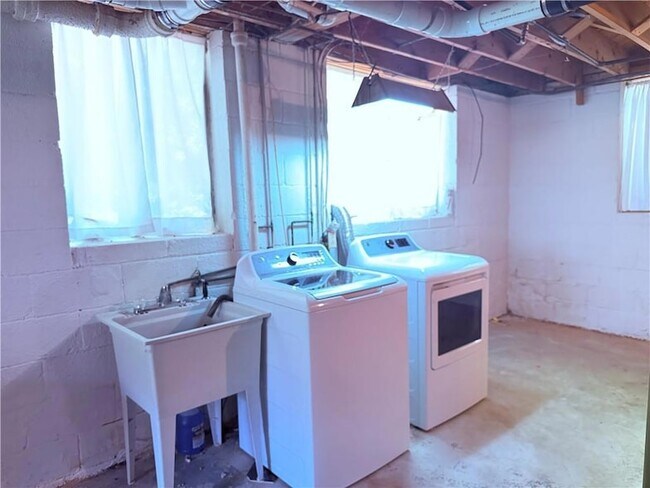Building Photo - 6651 Castleton Dr NW