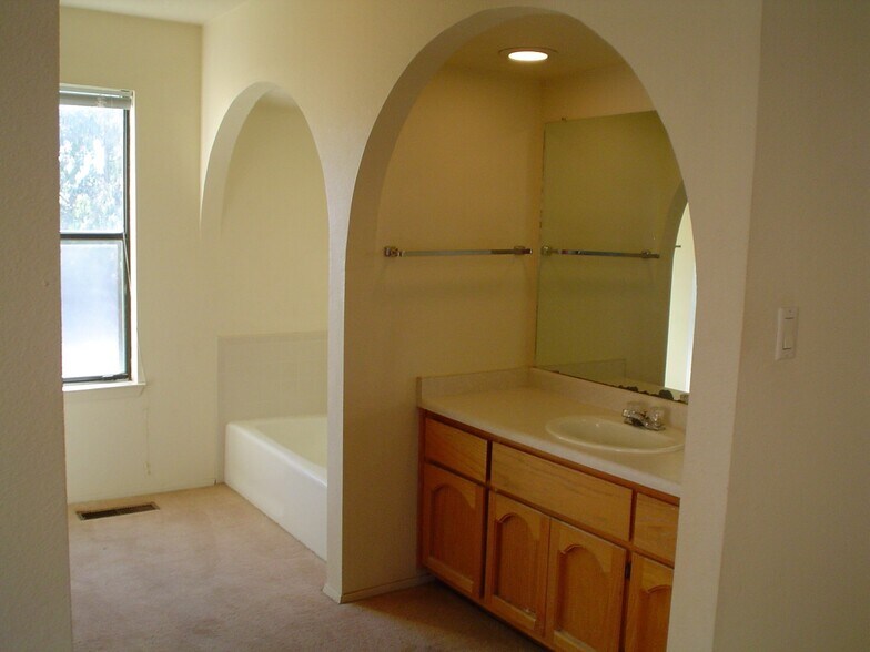 Master bath - 8512 Liberty Dr NE