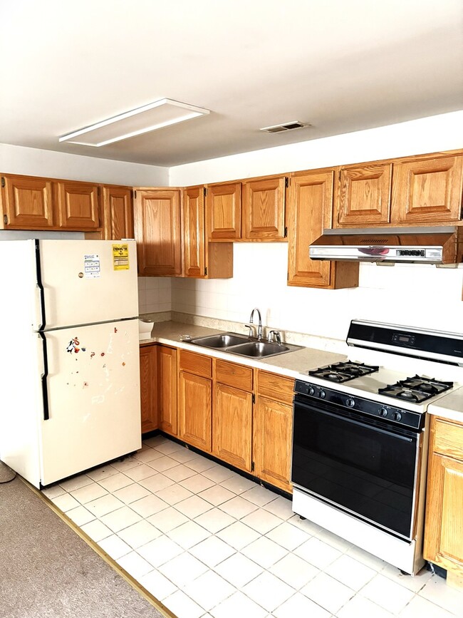 Building Photo - 463 W 23rd Pl