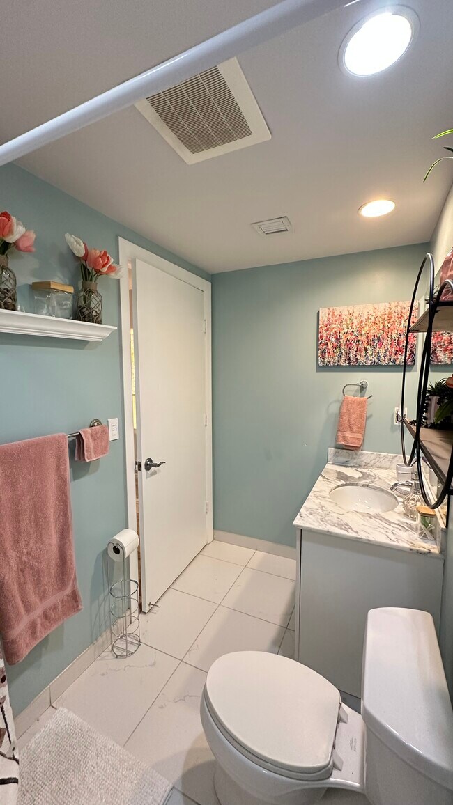 Building Photo - 3000 Oasis Grand Blvd