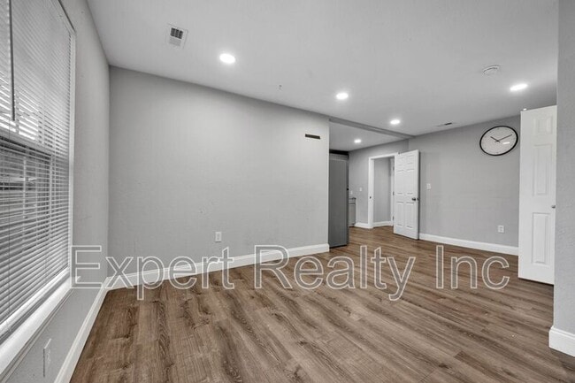 Building Photo - 532 Athens Ct