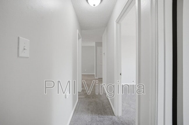 Building Photo - 901 Vincent Ct