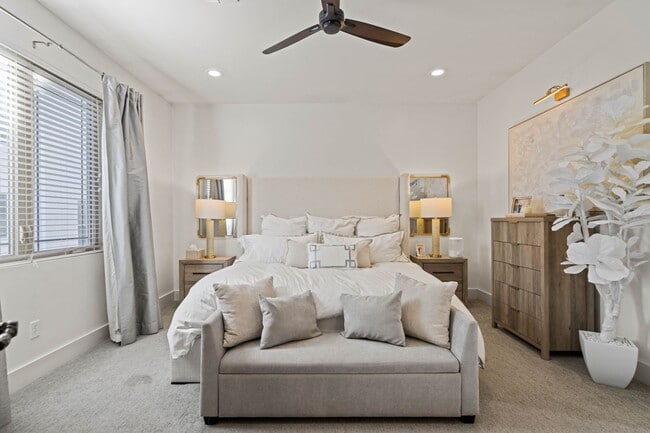 Building Photo - This luxurious townhouse on Cherry St.