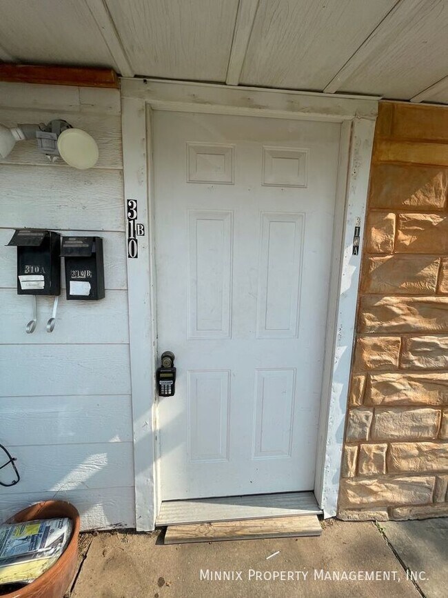 Building Photo - 310 SW 42nd Ave