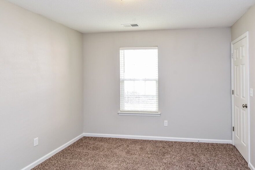 Building Photo - 7296 Green Ash Dr