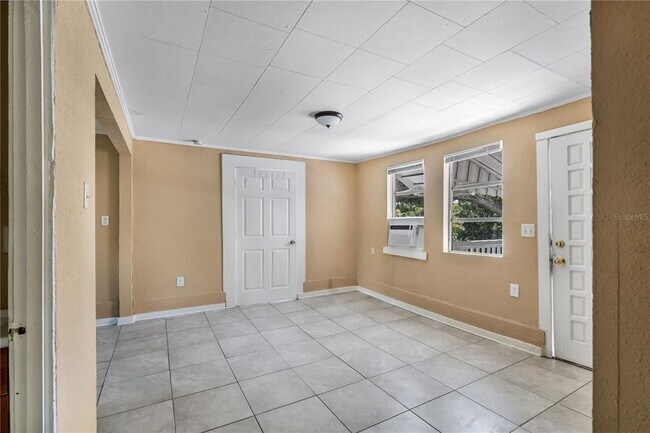 Building Photo - 418 E Amelia Ave