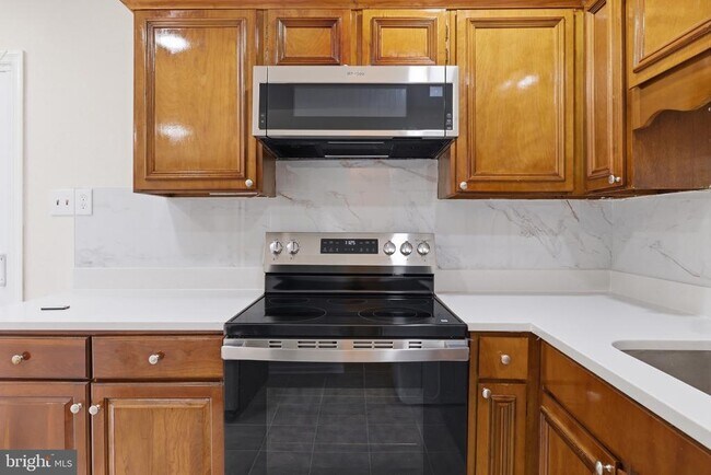 Building Photo - 102 N Duke Dr