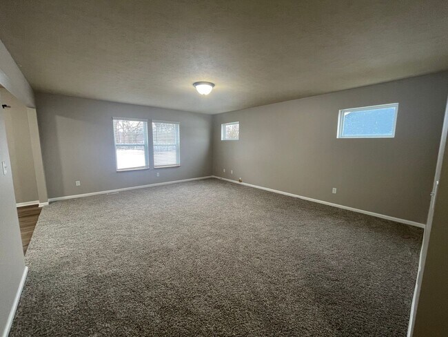 Building Photo - MOVE IN SPECIAL: Four Bedroom Home in Mattawan