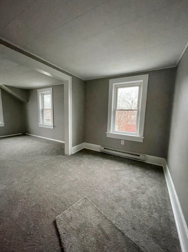 Building Photo - CUTE + COZY 1 Bedroom Duplex Available!