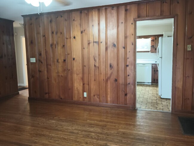 Building Photo - Don't Miss this 2 bedroom with Garage, Lar...