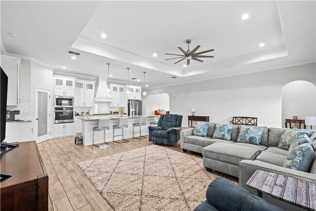 Building Photo - 4 Bedroom | 3 Bathroom | Centrally Located