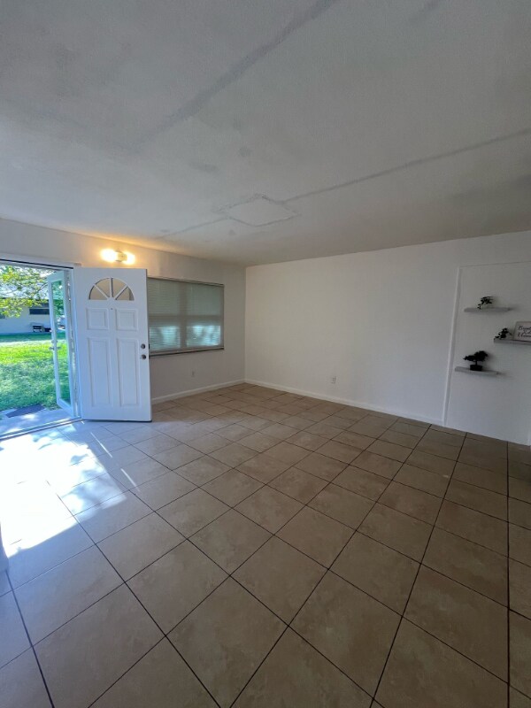 Building Photo - 2210 SW 45th St