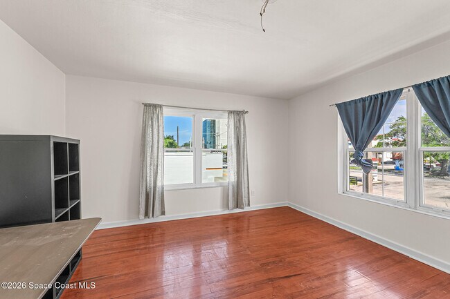 Building Photo - 1008 E Strawbridge Ave