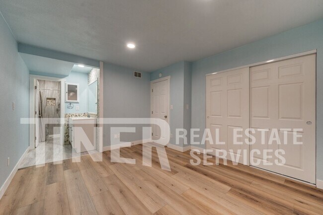 Building Photo - 324 Bridge Pl