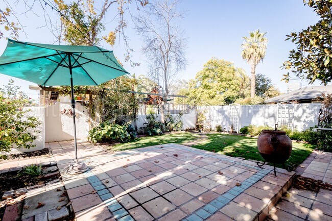 Building Photo - 3 Bedroom/2.5 Bath Home with a Mother In Law Unit - $2595 per month!