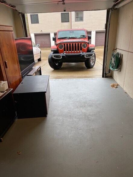 Garage 1 Car - 9541 James St