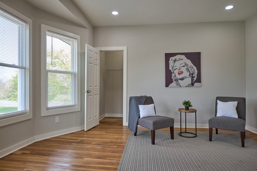 Living - 644 Marston St