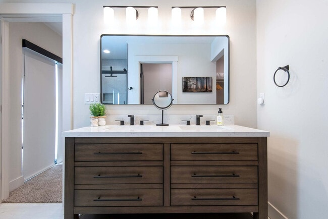 Building Photo - 690 Stone Peak Lp