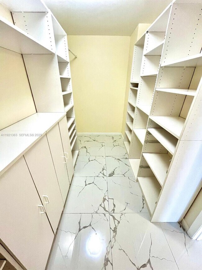 Building Photo - 4000 Towerside Terrace