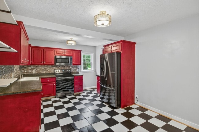Building Photo - 4 Bedroom Rental