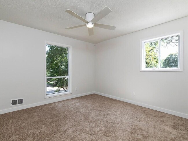 Building Photo - 2506 Kingsley Dr NE