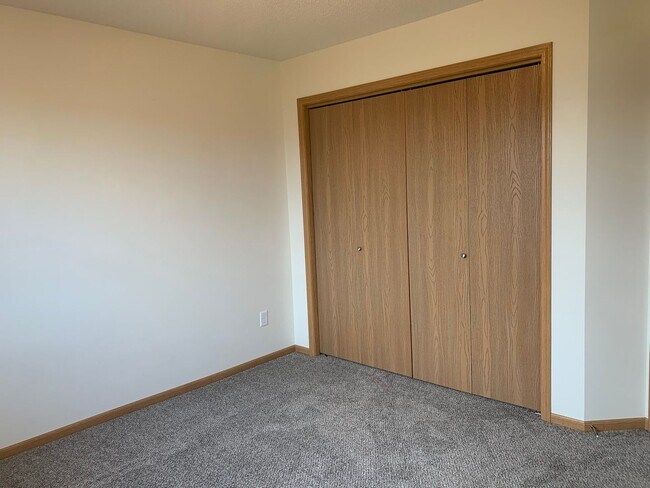 Building Photo - Spacious 4 Bedroom Townhome in Great Neigh...