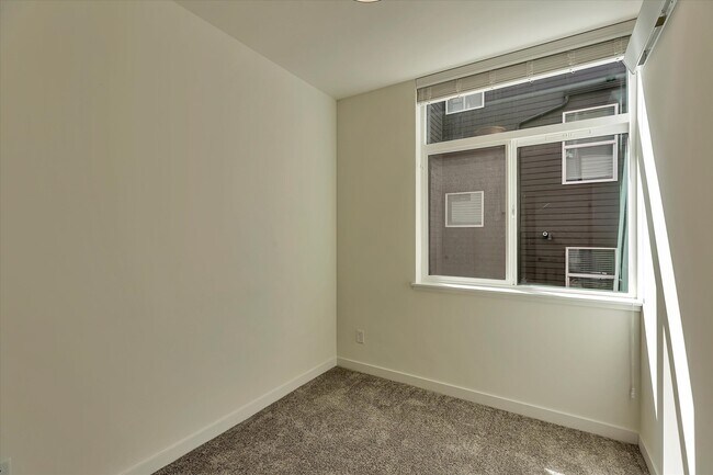 Building Photo - 1907 15th Ave S