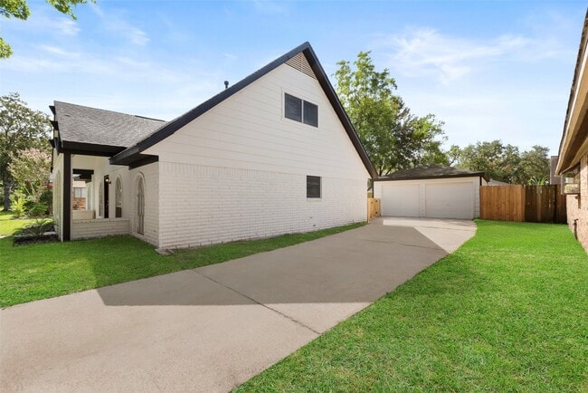 Building Photo - 16615 Glamis Ln