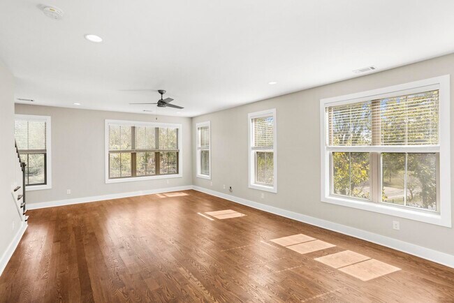 Building Photo - 942 Riverside Dr