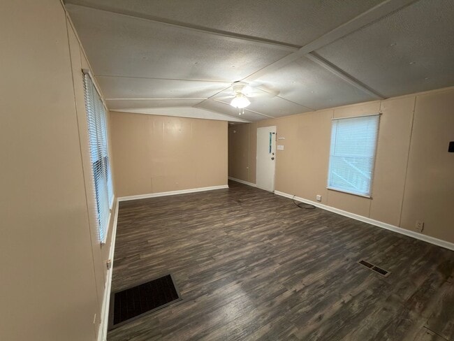 Building Photo - 178 Norwood Dr SE