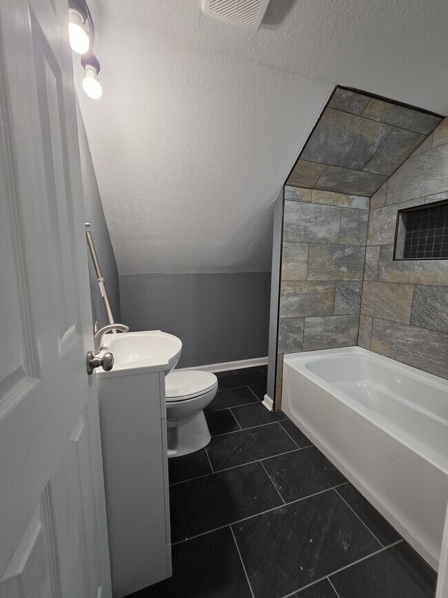 Building Photo - 307 E Pembroke Ave