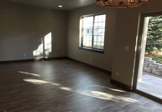 Building Photo - End Unit 3 Bedroom 2.5 Bathroom Condo