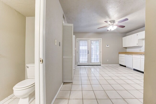 Building Photo - Cute Townhouse in the Heart of Norman, just minutes from OU!