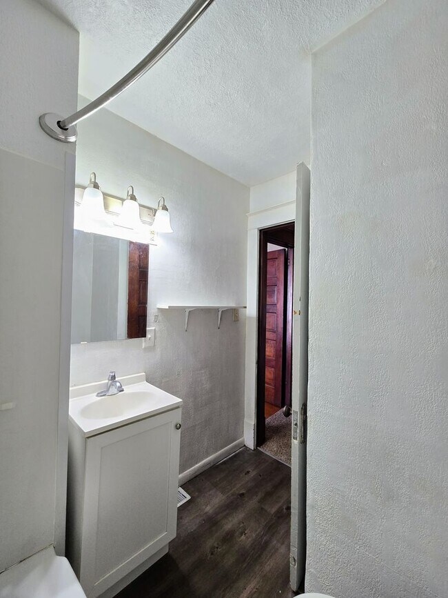 Building Photo - 2 bedroom 1 bath