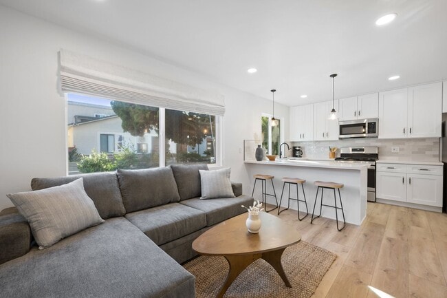 Building Photo - Fully furnished 1 bed 1 bath in Mission Beach.