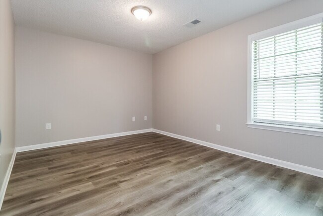 Building Photo - 6550 Hickory Crest Dr