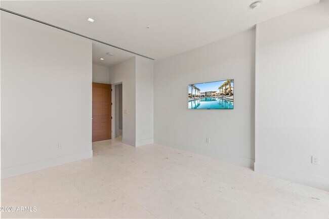 Building Photo - 6587 N Palmeraie Blvd