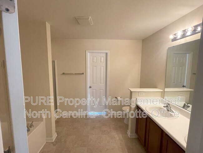 Building Photo - 705 Weeping Willow Dr