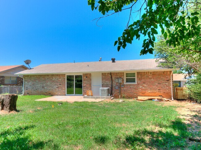 Building Photo - 4 Bedroom/2 Bath home with fenced yard.
