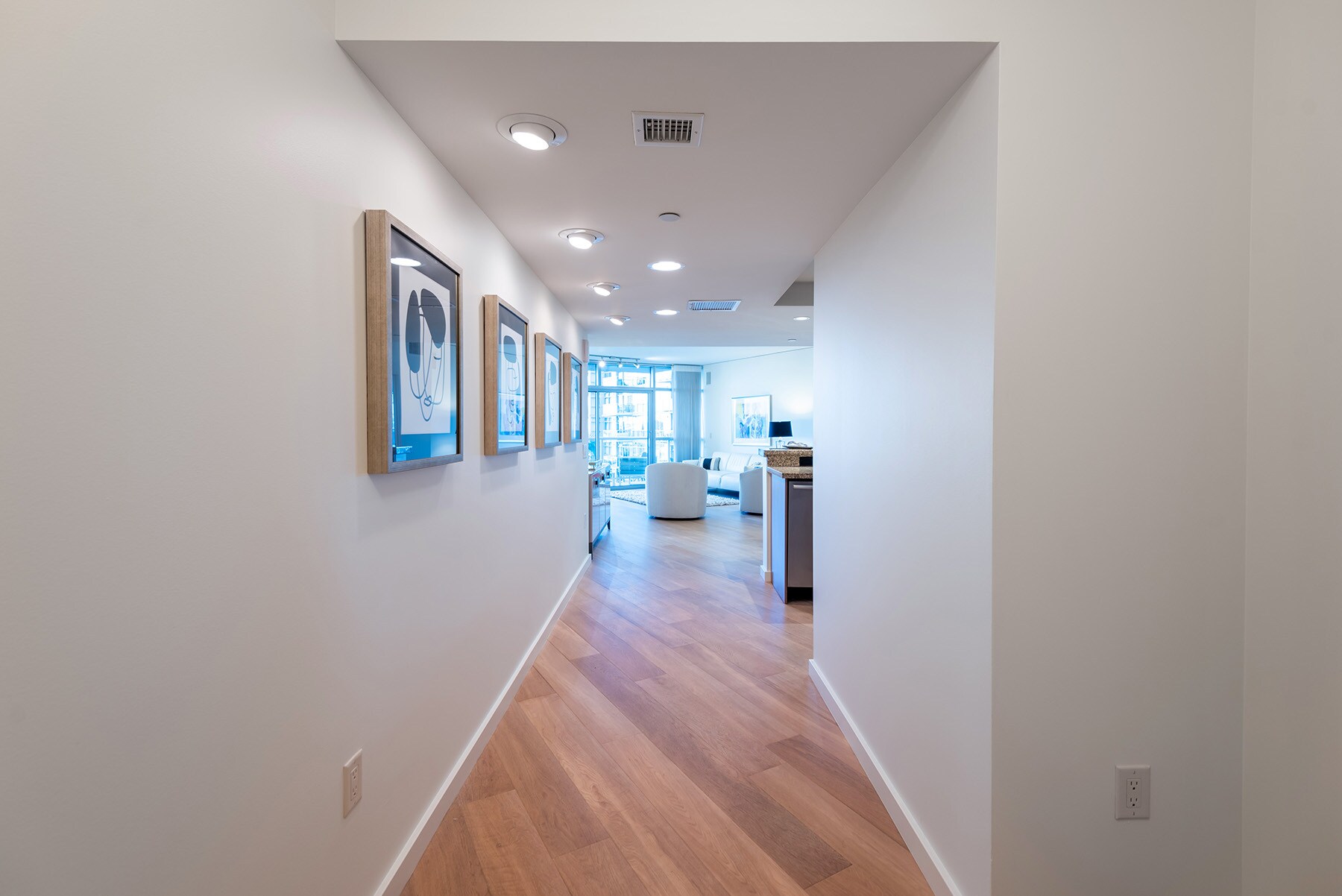Building Photo - 13650 marina pointe Dr