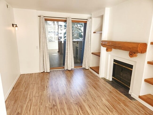 Building Photo - Recently Remodeled Pinebrook Condo with 1 ...