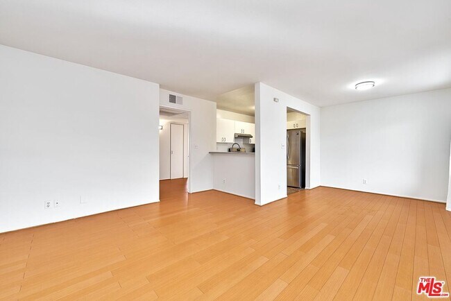 Building Photo - 326 S Manhattan Pl