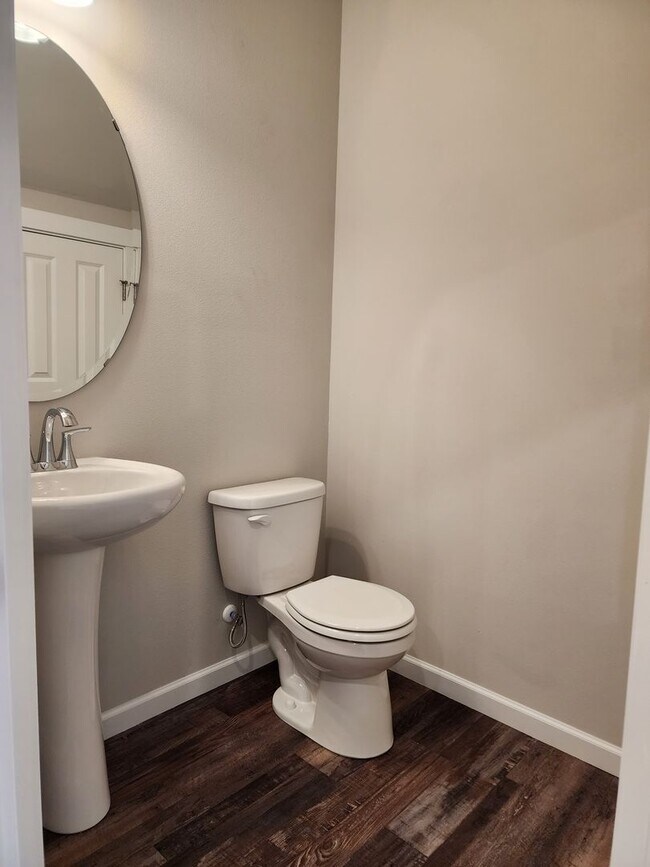 Building Photo - 15603 View Dr Ct SE