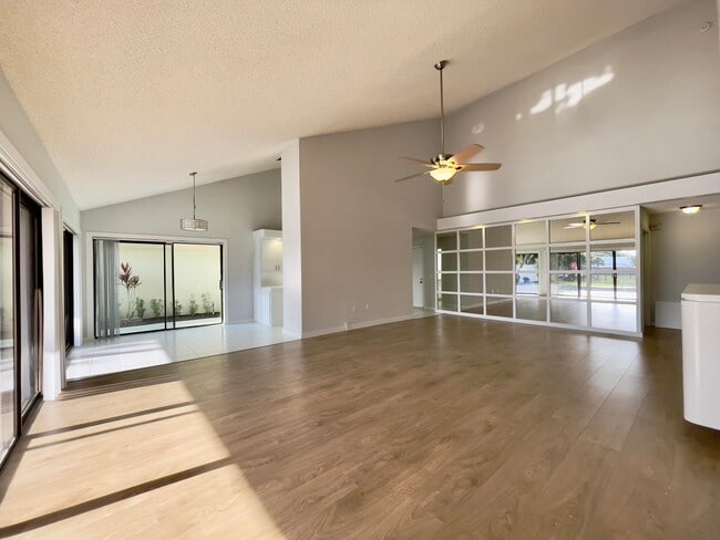 Building Photo - 208 E River Park Dr