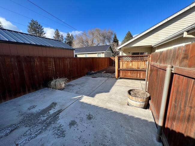 Building Photo - Three Bedroom House on Bend's West Side with RV Parking