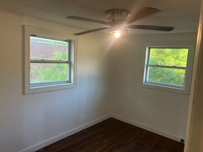 Building Photo - 2 Bed, 1 Bath Home