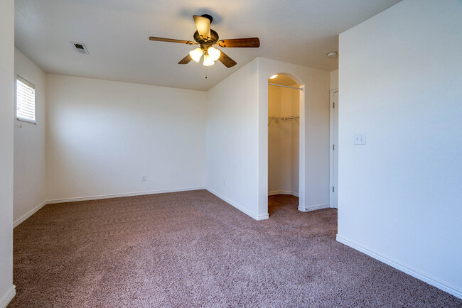 Building Photo - 3 Bedroom 2.5 Bathroom - Hidden Valley Tow...