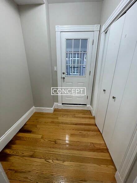 Building Photo - 33 Algonquin St