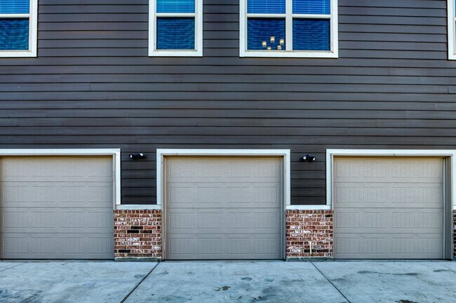 Building Photo - GORGEOUS 2 BEDROOM FOUR PLEX LOCATED IN MI...