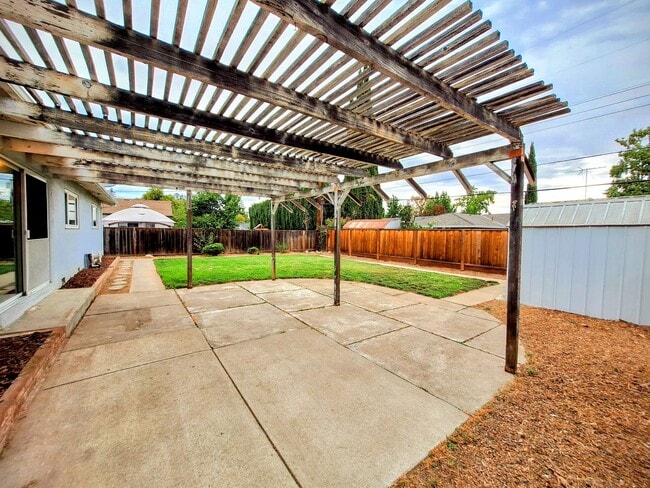 Building Photo - Charming Single Story 3bd House with Large...